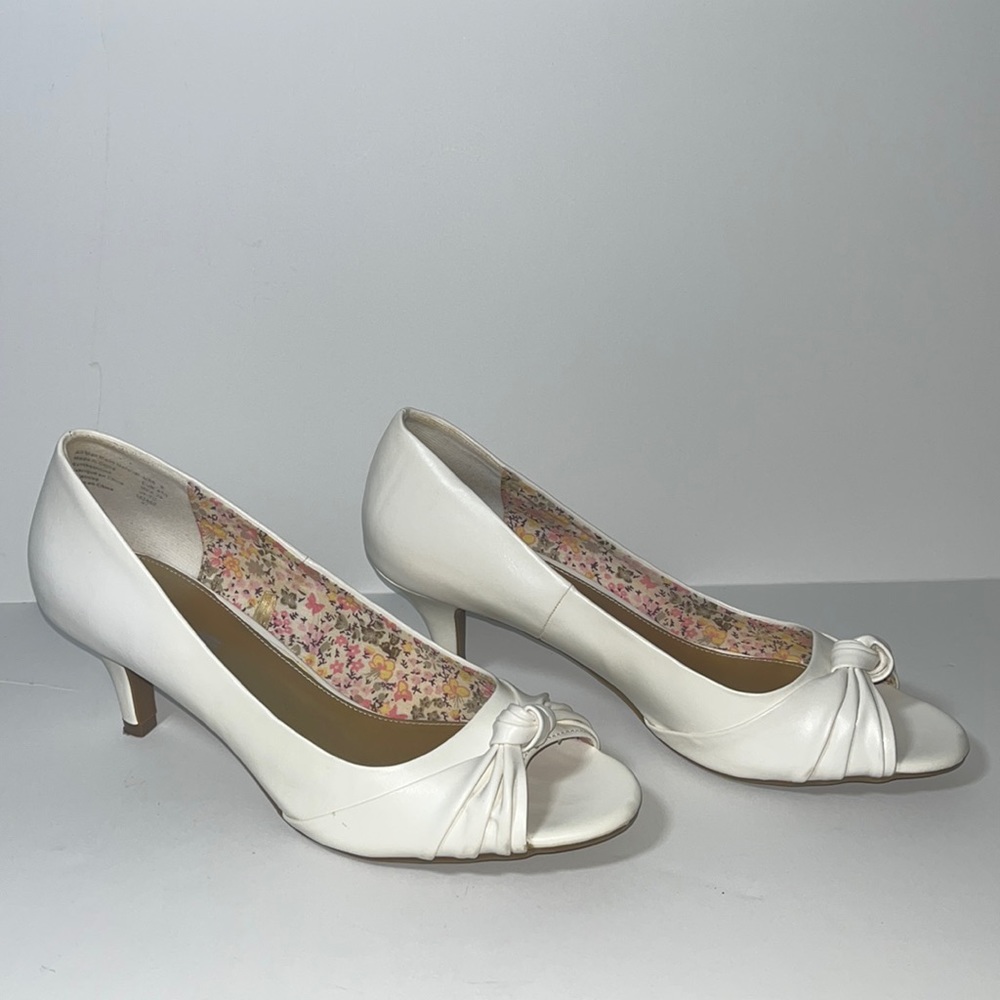American Eagle White Open Toe Heels Size 9